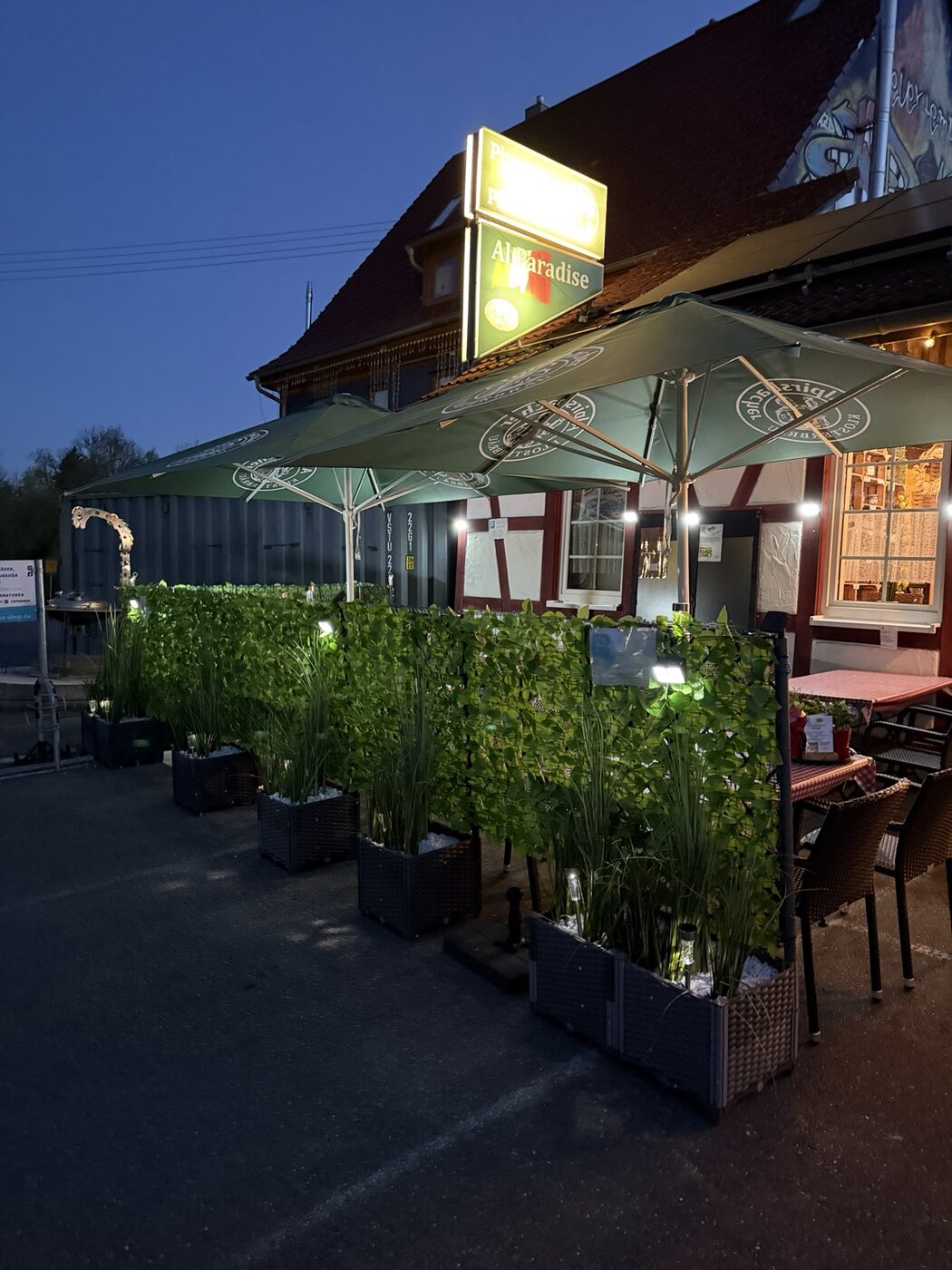 Der Außenbereich der Pizzeria Al Paradise am Abend