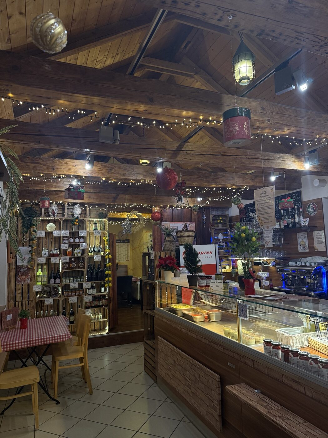 Der gemütliche Innenbereich der Pizzeria Al Paradise